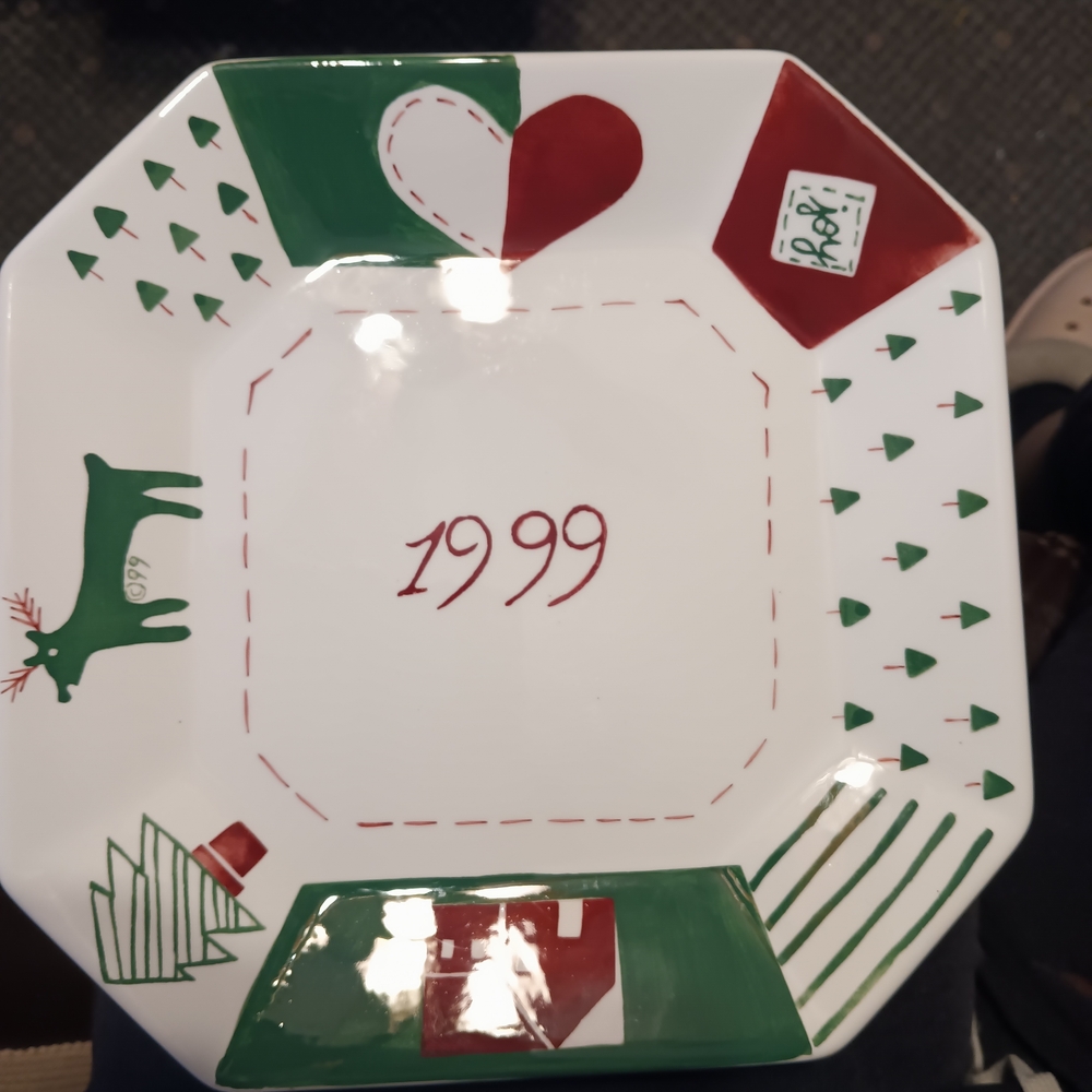 Set Of 4 1999 Holiday Decorative Plate.At Home International